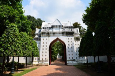 Antik kalıntılar ve antik mimari sarayı Tayland 'ın Lop Buri kentindeki Lopburi' de gezgin gezginler ve kaşifler için Kral Narai Ratchaniwet Sarayı 'nın iç kapısı.