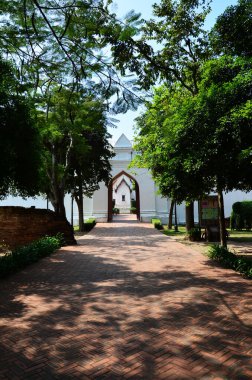 Antik kalıntılar ve antik mimarlık sarayı Tayland Kralı Narai Ratchaniwet Sarayı 'nın iç kapısı 8 Ocak 2011' de Lopburi 'ye seyahat ziyaretleri.