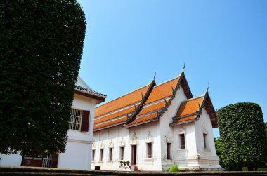 Tayland 'ın Lop Buri kentindeki Lopburi şehrinde gezgin gezginler için antik binalar ve antik mimari Chantara Phisan Sarayı' ndan Kral Narai Ratchaniwet Sarayı 'nı ziyaret ediyor.