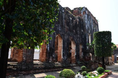 Tayland 'ın Lop Buri kentindeki Lopburi şehrinde gezici gezginler ve gezginler için Kral Narai Ratchaniwet Sarayı' nın antik mimarisi ve binaları harabeye çevirir.