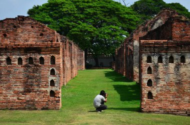 Taylandlı fotoğrafçı gezginler seyahat eder ve dijital kamerayla antik harabeleri çekerler. Tayland 'ın Lop Buri kentindeki Lopburi şehrindeki Kral Narai Ratchaniwet Sarayı' nın antik mimarisi.