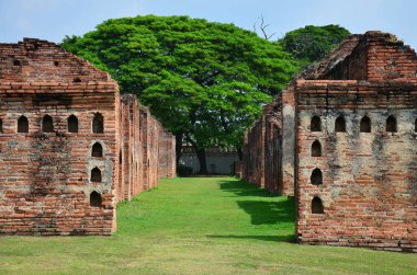 Antik kalıntılar ve antik mimari Kral Narai Ratchaniwet Sarayı 'nın 12 Kraliyet Deposu Tayland, Lop Buri' deki Lopburi 'de seyahat eden gezginler için gezgin gezgin kaşifler öğreniyor.