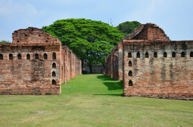 Antik kalıntılar ve antik mimari Kral Narai Ratchaniwet Sarayı 'nın 12 Kraliyet Deposu Tayland, Lop Buri' deki Lopburi 'de seyahat eden gezginler için gezgin gezgin kaşifler öğreniyor.
