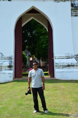 Taylandlı fotoğrafçı gezginler seyahat eder ve dijital kamerayla antik harabeleri çekerler. Tayland 'ın Lop Buri kentindeki Lopburi şehrindeki Kral Narai Ratchaniwet Sarayı' nın antik mimarisi.