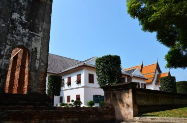 Antik kalıntılar ve antik mimari Dusit Sawan Thanya Mahaprasat Kral Narai Ratchaniwet Sarayı gezginleri tarafından 8 Ocak 2011 'de Lop Buri, Tayland' da ziyaret edilmiştir.