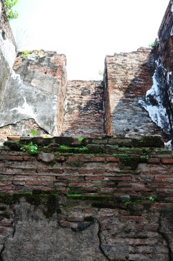 Tayland 'ın Lop Buri kentindeki Lopburi şehrinde gezici gezginler ve gezginler için Kral Narai Ratchaniwet Sarayı' nın antik mimarisi ve binaları harabeye çevirir.