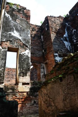 Tayland 'ın Lop Buri kentindeki Lopburi şehrinde gezici gezginler ve gezginler için Kral Narai Ratchaniwet Sarayı' nın antik mimarisi ve binaları harabeye çevirir.