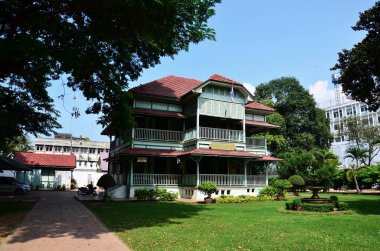 Antik kalıntılar ve antik mimari müzesi Kral Narai Ratchaniwet Sarayı yabancı gezginler 8 Ocak 2011 'de Lop Buri, Tayland' ı ziyaret ettiler.