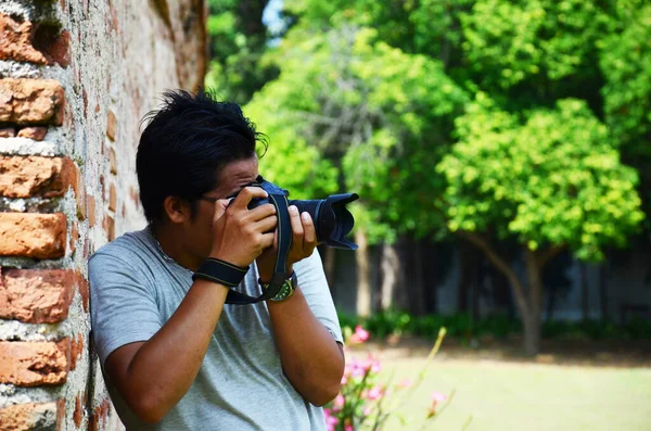 Hombres Tailandeses Fotógrafos Viajeros Personas Viajan Visitar Utilizar Cámara Digital —  Fotos de Stock
