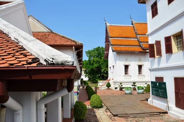 在泰国罗布里的Lopburi市 外国游客参观观光学习 参观的有泰国国王奈良 拉特沙尼韦宫的古建筑和古建筑菲曼 蒙库特展馆 — 图库照片