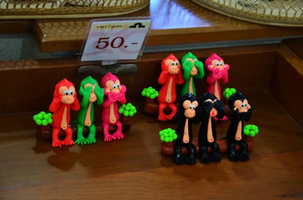 2011年1月8日 泰国人和外国游客参观了位于泰国罗布里的纳莱 拉察尼韦德王宫纪念品礼品店 选购了三只象征Lopburi的聪明猴子玩具娃娃 — 图库照片
