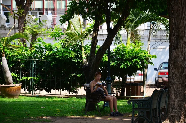 Mulheres Estrangeiras Viajantes Sentado Descanso Relaxar Ler Livro Banco Jardim — Fotografia de Stock