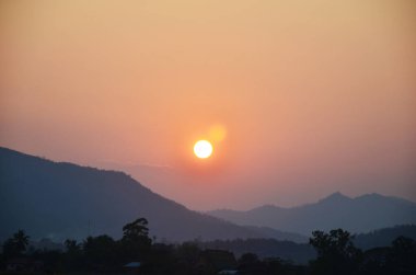 Tayland 'ın Chiang Rai kentindeki Mae Khachan şehrini ziyaret eden insanlar için şehir kırsalının kırsal ve dağ tepelerindeki çeltik pirinç tarlalarını ve manzara tarlalarını gezin.