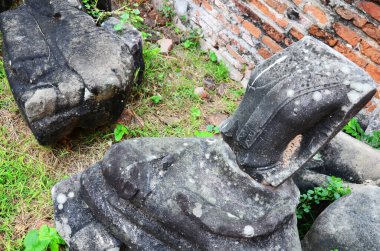 Wat Phra Sri Rattana Mahathat Tapınağı 'nın antik harabeleri ve antik mimarisi Tayland' ın Lop Buri kentindeki Lopburi şehrinde dua ederek Tayland halkına ve yabancı gezginlere saygıdan ziyaret ediyor.
