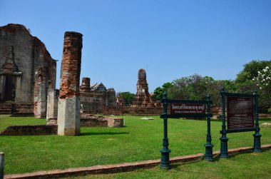 Wat Phra Sri Rattana Mahathat tapınağının antik harabeleri ve antik mimarisi Tayland 'ın Lop Buri şehrinde 8 Ocak 2011 tarihinde yabancı gezginler için seyahat ziyareti.