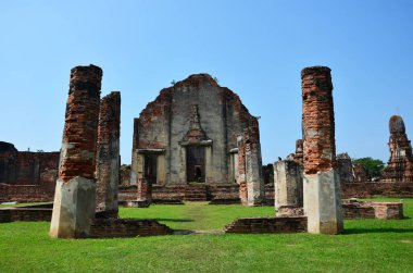 Wat Phra Sri Rattana Mahathat Tapınağı 'nın antik harabeleri ve antik mimarisi Tayland' ın Lop Buri kentindeki Lopburi şehrinde dua ederek Tayland halkına ve yabancı gezginlere saygıdan ziyaret ediyor.
