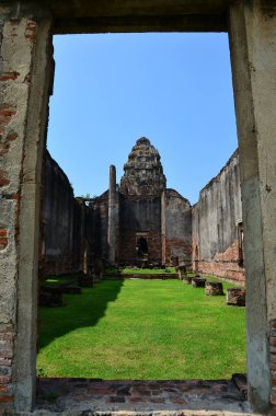 Wat Phra Sri Rattana Mahathat Tapınağı 'nın antik harabeleri ve antik mimarisi Tayland' ın Lop Buri kentindeki Lopburi şehrinde dua ederek Tayland halkına ve yabancı gezginlere saygıdan ziyaret ediyor.