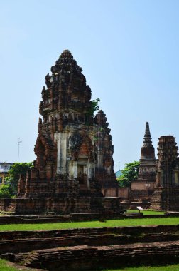 Wat Phra Sri Rattana Mahathat Tapınağı 'nın antik harabeleri ve antik mimarisi Tayland' ın Lop Buri kentindeki Lopburi şehrinde dua ederek Tayland halkına ve yabancı gezginlere saygıdan ziyaret ediyor.