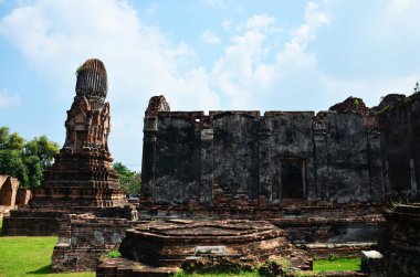 Wat Phra Sri Rattana Mahathat Tapınağı 'nın antik harabeleri ve antik mimarisi Tayland' ın Lop Buri kentindeki Lopburi şehrinde dua ederek Tayland halkına ve yabancı gezginlere saygıdan ziyaret ediyor.