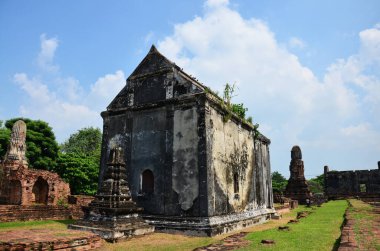 Wat Phra Sri Rattana Mahathat Tapınağı 'nın antik harabeleri ve antik mimarisi Tayland' ın Lop Buri kentindeki Lopburi şehrinde dua ederek Tayland halkına ve yabancı gezginlere saygıdan ziyaret ediyor.