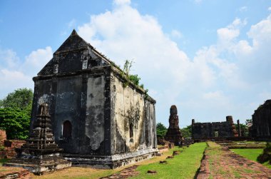 Wat Phra Sri Rattana Mahathat Tapınağı 'nın antik harabeleri ve antik mimarisi Tayland' ın Lop Buri kentindeki Lopburi şehrinde dua ederek Tayland halkına ve yabancı gezginlere saygıdan ziyaret ediyor.