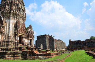 Wat Phra Sri Rattana Mahathat Tapınağı 'nın antik harabeleri ve antik mimarisi Tayland' ın Lop Buri kentindeki Lopburi şehrinde dua ederek Tayland halkına ve yabancı gezginlere saygıdan ziyaret ediyor.