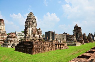 Wat Phra Sri Rattana Mahathat Tapınağı 'nın antik harabeleri ve antik mimarisi Tayland' ın Lop Buri kentindeki Lopburi şehrinde dua ederek Tayland halkına ve yabancı gezginlere saygıdan ziyaret ediyor.