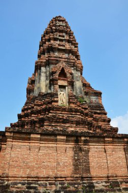 Wat Phra Sri Rattana Mahathat Tapınağı 'nın antik harabeleri ve antik mimarisi Tayland' ın Lop Buri kentindeki Lopburi şehrinde dua ederek Tayland halkına ve yabancı gezginlere saygıdan ziyaret ediyor.