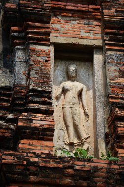 Wat Phra Sri Rattana Mahathat Tapınağı 'nın antik harabeleri ve antik mimarisi Tayland' ın Lop Buri kentindeki Lopburi şehrinde dua ederek Tayland halkına ve yabancı gezginlere saygıdan ziyaret ediyor.