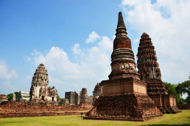 Wat Phra Sri Rattana Mahathat Tapınağı 'nın antik harabeleri ve antik mimarisi Tayland' ın Lop Buri kentindeki Lopburi şehrinde dua ederek Tayland halkına ve yabancı gezginlere saygıdan ziyaret ediyor.