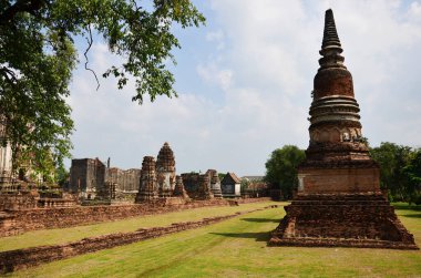 Wat Phra Sri Rattana Mahathat Tapınağı 'nın antik harabeleri ve antik mimarisi Tayland' ın Lop Buri kentindeki Lopburi şehrinde dua ederek Tayland halkına ve yabancı gezginlere saygıdan ziyaret ediyor.