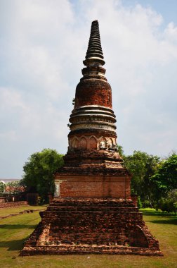 Wat Phra Sri Rattana Mahathat Tapınağı 'nın antik harabeleri ve antik mimarisi Tayland' ın Lop Buri kentindeki Lopburi şehrinde dua ederek Tayland halkına ve yabancı gezginlere saygıdan ziyaret ediyor.