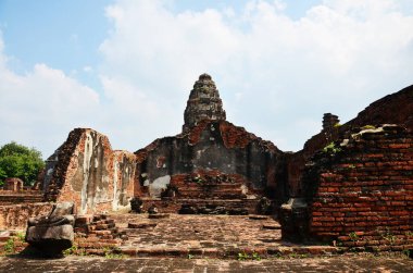 Wat Phra Sri Rattana Mahathat Tapınağı 'nın antik harabeleri ve antik mimarisi Tayland' ın Lop Buri kentindeki Lopburi şehrinde dua ederek Tayland halkına ve yabancı gezginlere saygıdan ziyaret ediyor.