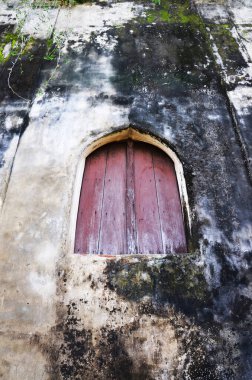 Wat Phra Sri Rattana Mahathat Tapınağı 'nın antik harabeleri ve antik mimarisi Tayland' ın Lop Buri kentindeki Lopburi şehrinde dua ederek Tayland halkına ve yabancı gezginlere saygıdan ziyaret ediyor.