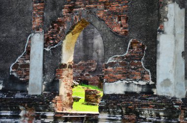 Wat Phra Sri Rattana Mahathat Tapınağı 'nın antik harabeleri ve antik mimarisi Tayland' ın Lop Buri kentindeki Lopburi şehrinde dua ederek Tayland halkına ve yabancı gezginlere saygıdan ziyaret ediyor.