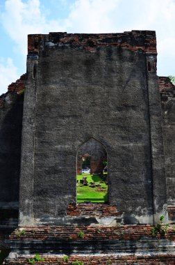 Wat Phra Sri Rattana Mahathat Tapınağı 'nın antik harabeleri ve antik mimarisi Tayland' ın Lop Buri kentindeki Lopburi şehrinde dua ederek Tayland halkına ve yabancı gezginlere saygıdan ziyaret ediyor.