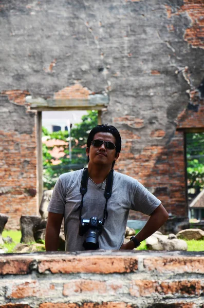 タイの男性写真家旅行者人々が旅行し 古代遺跡の建物を撮影するデジタルカメラを使用しています — ストック写真