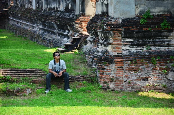 タイの男性写真家旅行者人々が旅行し 古代遺跡の建物を撮影するデジタルカメラを使用しています — ストック写真