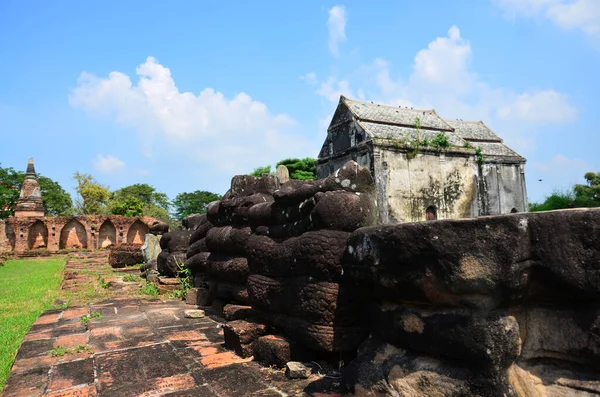 Starożytne Ruiny Budynku Zabytkowej Architektury Wat Phra Sri Rattana Mahathat — Zdjęcie stockowe
