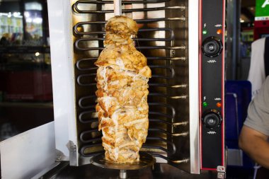 Taylandlı tüccar, Tayland 'ın Bangkok şehrinde Phahurat Little Hindistan ve Sampheng Çin Mahallesi' nde Taylandlı insan ve müşteri pazarında Türk kebabı veya kebap pişiriyor.