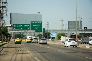 Bang Bua Thong şehrinin peyzajı ve yaşam tarzı yerel Taylandlılar 5 Mayıs 2023 'te Nonthaburi, Tayland' da trafik yolu ile otoyolda bisiklet sürüyorlar.