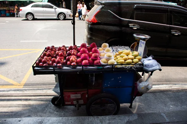 Thai Merchant Vendor Sale Variety Tropical Fruits Shop Hawker Cart — Stock Photo, Image