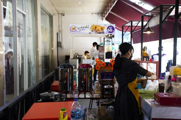 2023年5月5日 在泰国曼谷的Phahurat中国小镇 泰国女商人在当地市场的集市上煮泡泡奶茶或波巴茶 供人们和顾客食用 — 图库照片