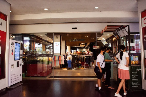 사람들 외국인 여행자들은 2023 방콕의 라트와 차이나타운 백화점에서 물건을 가거나 — 스톡 사진