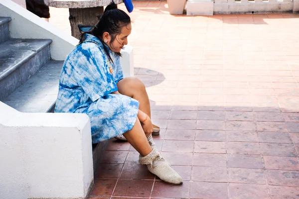 Путешественницы Тайские Женщины Люди Путешествуют Посетить Носить Рубашку Индиго Платье — стоковое фото