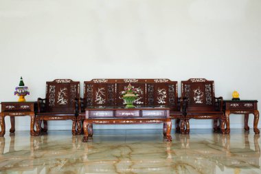 Tayland, Nonthaburi 'deki Tayland gezginlerine göstermek için Wat Ku veya Phra Nang Rua Lom Tapınağı' nın klasik retro vintage odası dekorasyon masası ve inci kakmalı mobilya takımı.