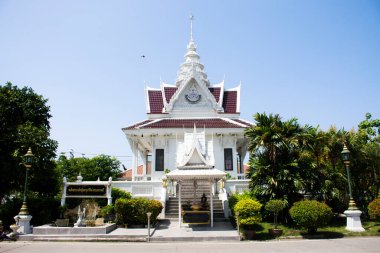 Antik pavyon salonu ya da Tayland halkı için antik kutsal tapınak. 7 Mayıs 2023 'te Nonthaburi, Tayland' da bulunan Phra Nang Rua Lom Tapınağı 'nda dua edin.