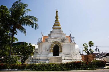 Thai halkı için antik harabe ya da antik çedi ziyaret edip, dua ederek kutsamak Wat Ku ya da Phra Nang Rua Lom tapınağındaki Pak Kret, Tayland