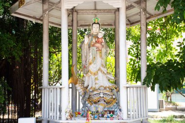 Antik tanrı Quan Yin ya da Kuan Yin antik Tayland 'daki Pak Kret şehrinde seyahat eden insanlar için yapılan küçük bir tapınaktaki Çin tanrıçası heykeli.