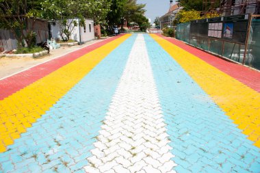 Taylandlı gezginler için renkli asfaltlı tuğla blok deseni. 7 Mayıs 2023 'te Tayland, Nonthaburi' de, Wat Ku 'da dua eden Buda' ya saygılarını sunmak için çok renkli yürüyüş yolları.